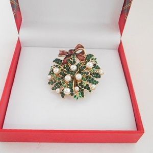 🎄 Wreath pin from charter club